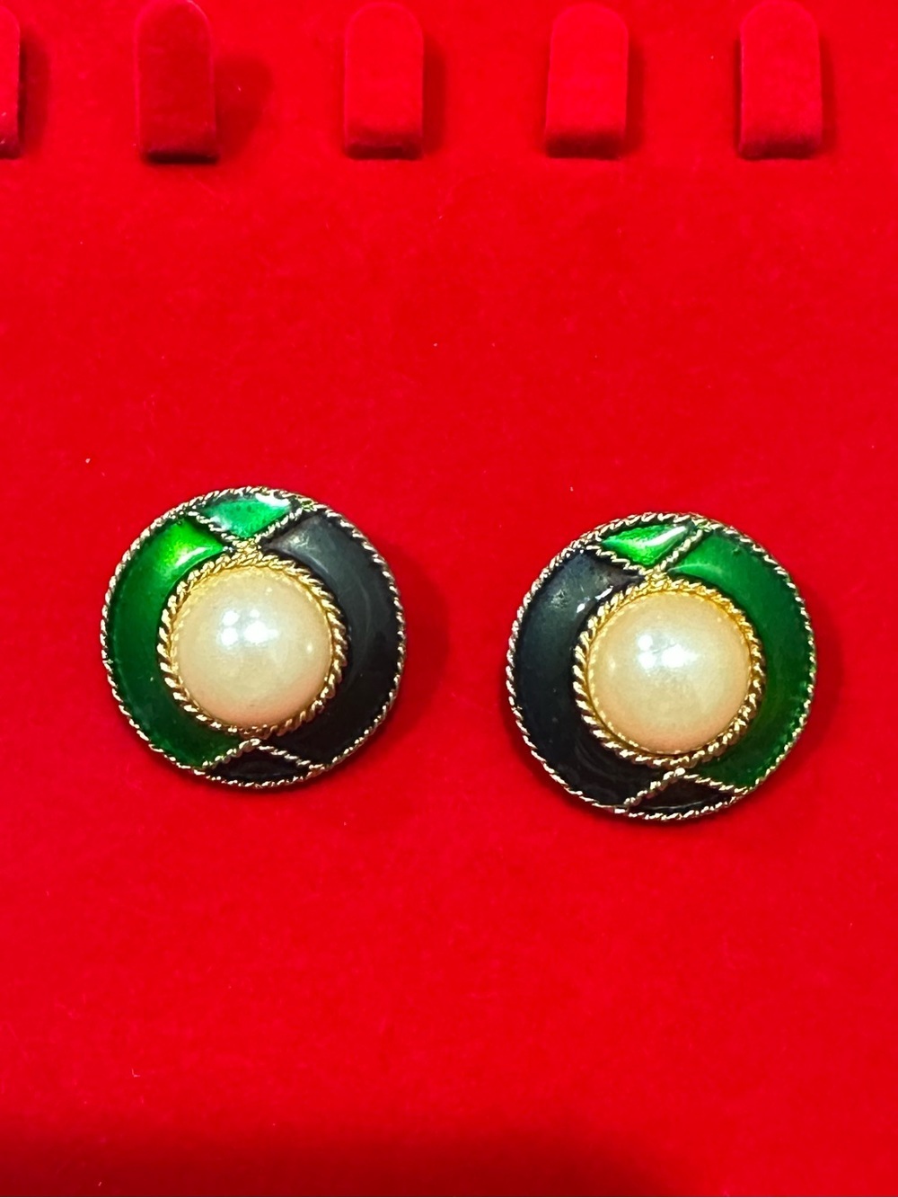Vintage 80’s 2 Tone Enamel Button Faux Pearl Clip On Earrings